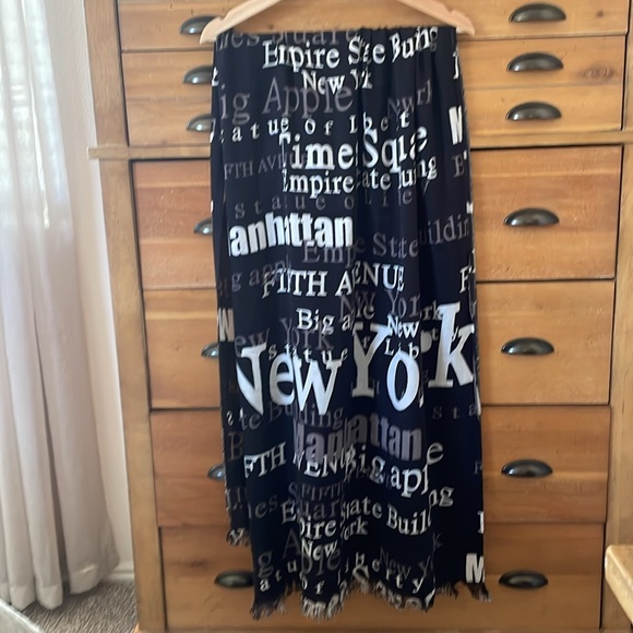 Scarf Cashmere Black and White Text Print New York Theme - Picture 2 of 4